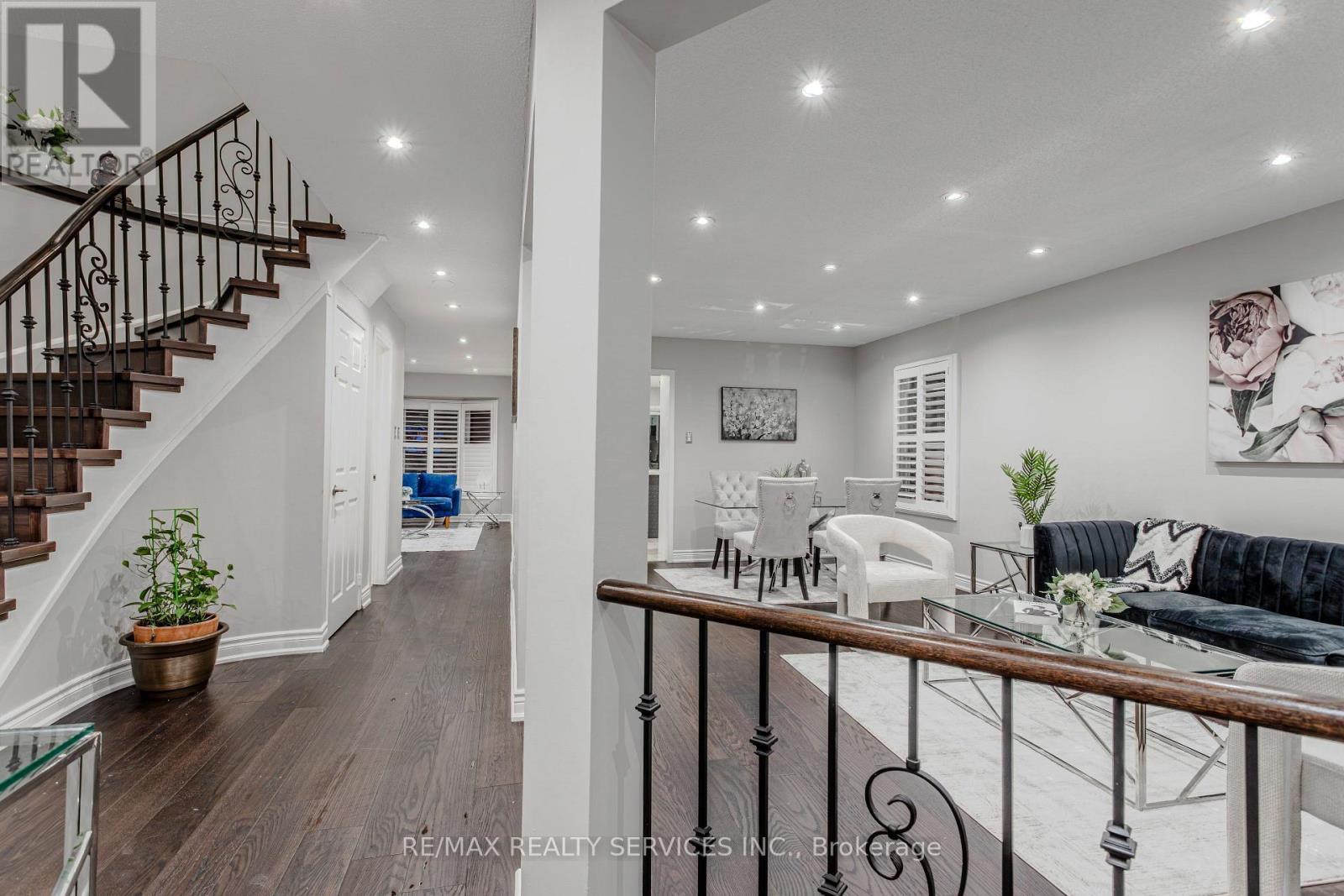Photo 5 of 32 Heddon Court, Brampton ON