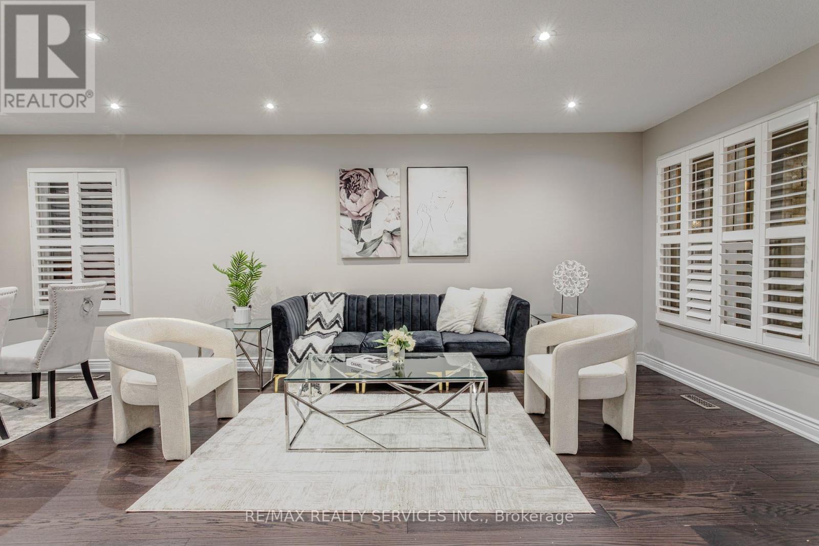 Photo 7 of 32 Heddon Court, Brampton ON