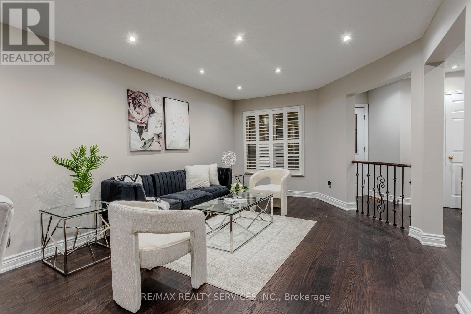 Photo 8 of 32 Heddon Court, Brampton ON