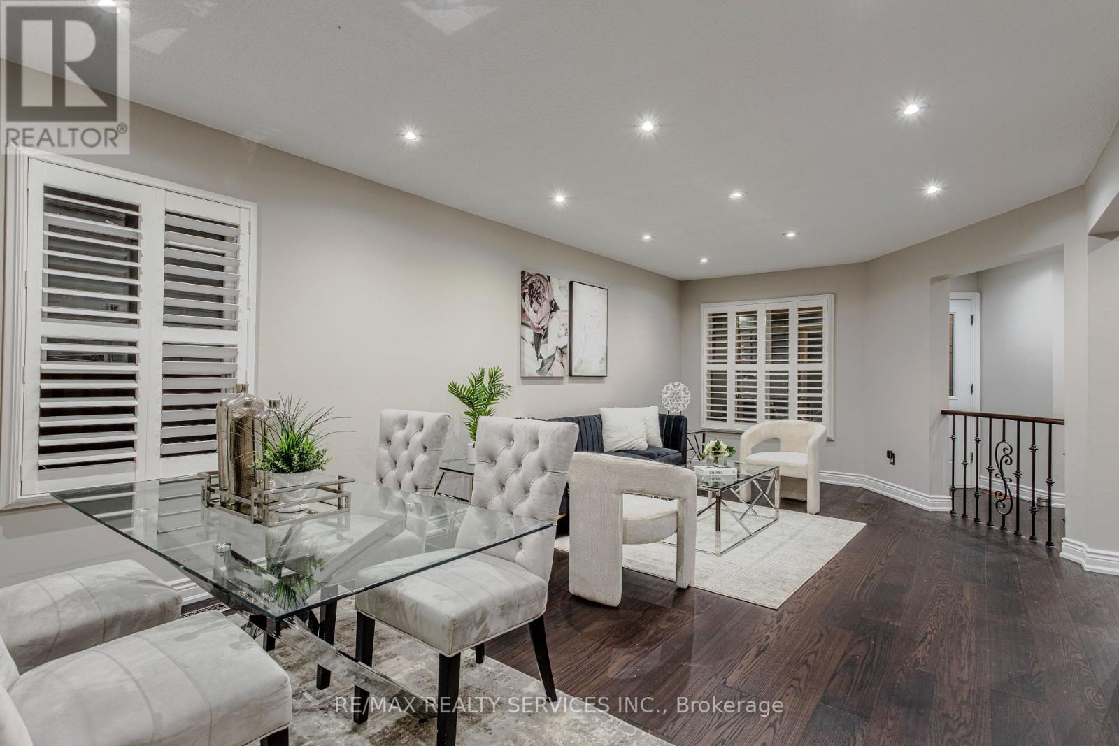 Photo 9 of 32 Heddon Court, Brampton ON
