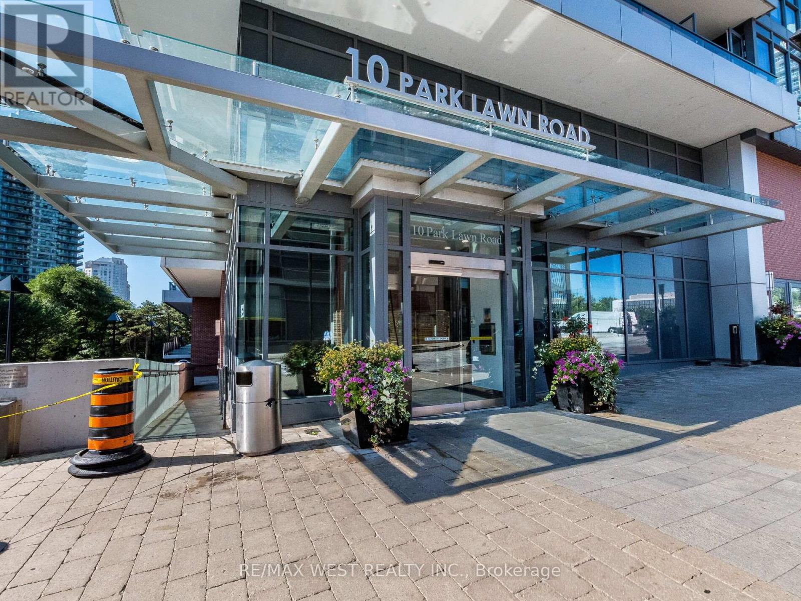 Photo 2 of 602 10 Park Lawn Road, Toronto ON