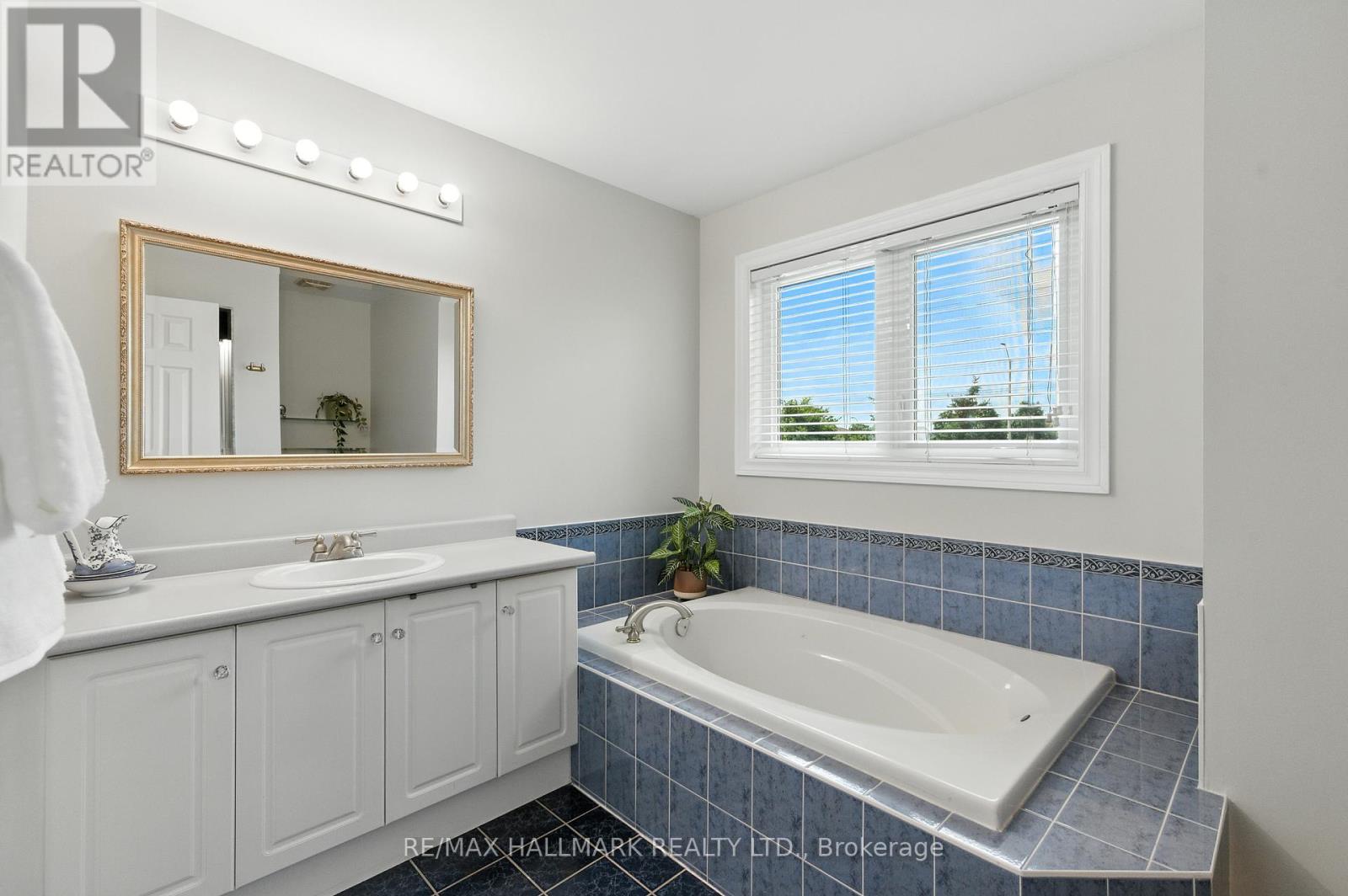 Photo 27 of 3288 Equestrian Crescent, Mississauga ON