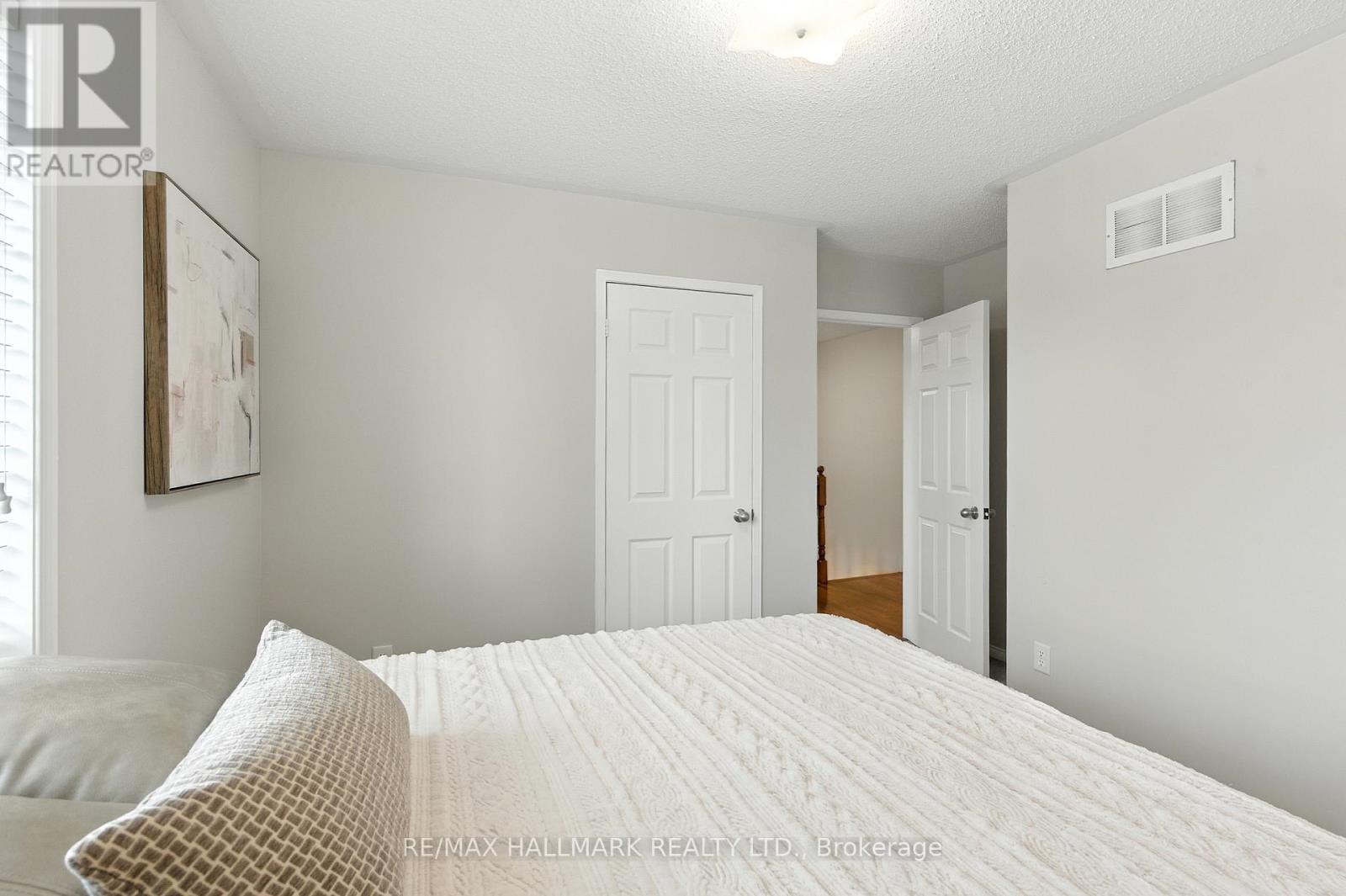 Photo 32 of 3288 Equestrian Crescent, Mississauga ON