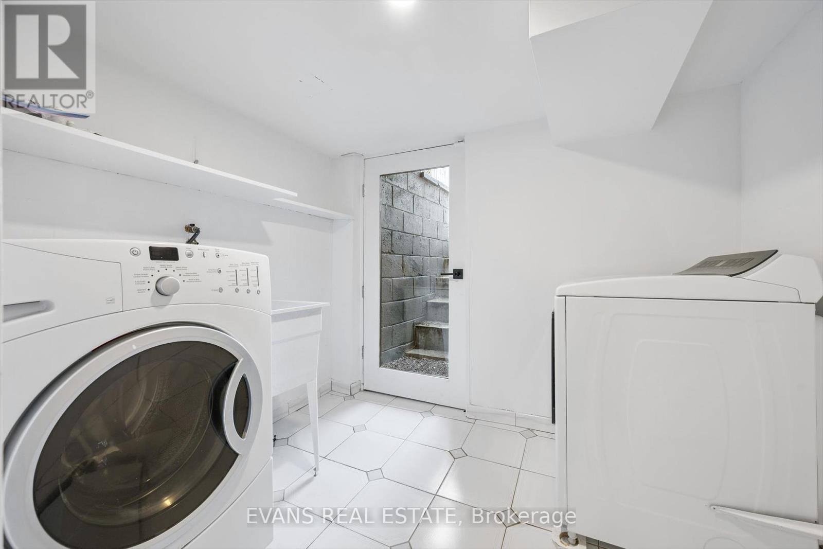 Photo 19 of 25 Uxbridge Avenue, Toronto ON