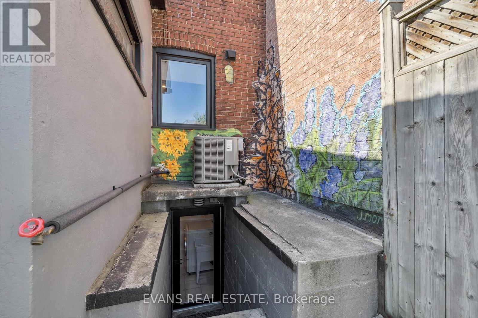 Photo 22 of 25 Uxbridge Avenue, Toronto ON