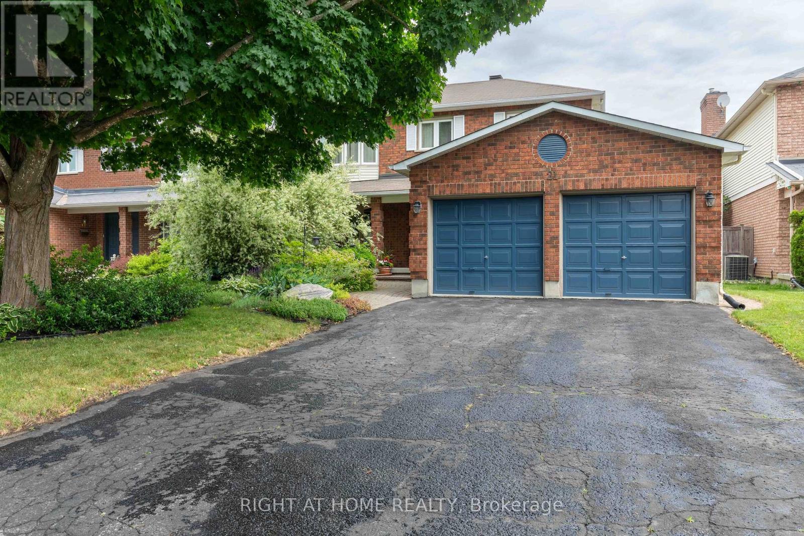 Photo 2 of 21 Hime Crescent, Ottawa ON