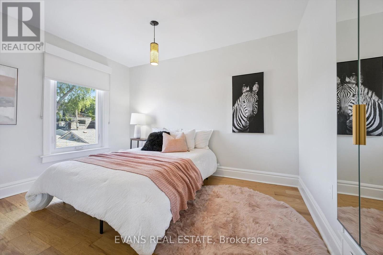 Photo 14 of 25 Uxbridge Avenue, Toronto ON