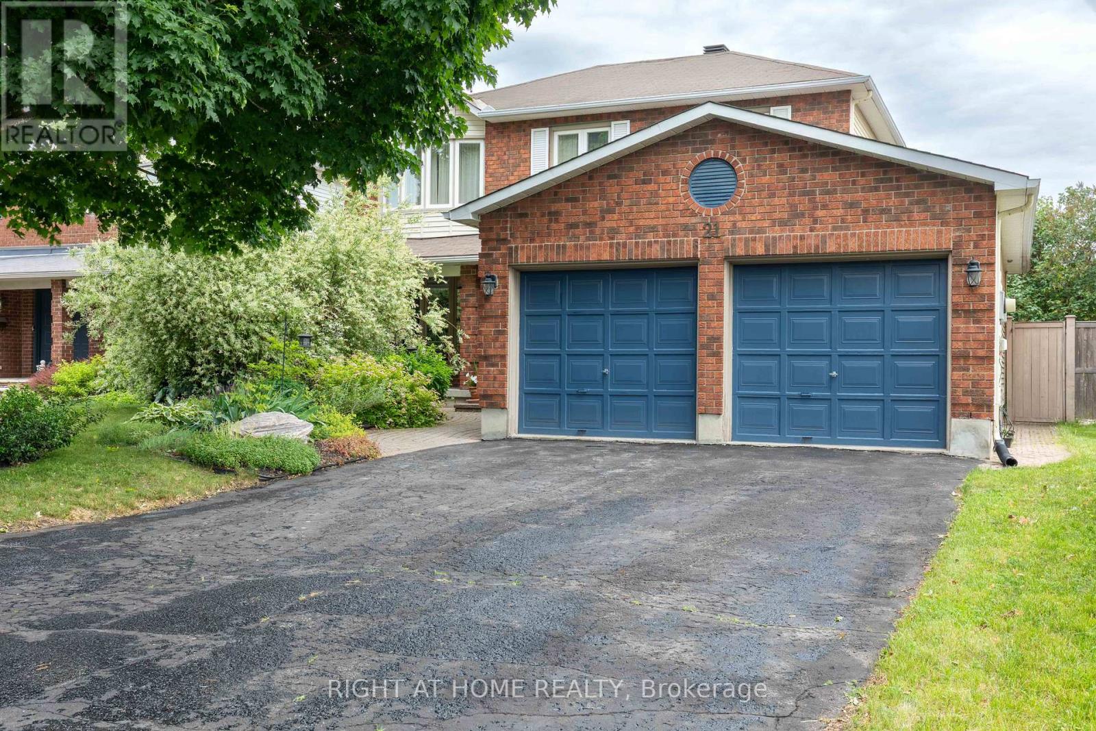 Photo 3 of 21 Hime Crescent, Ottawa ON
