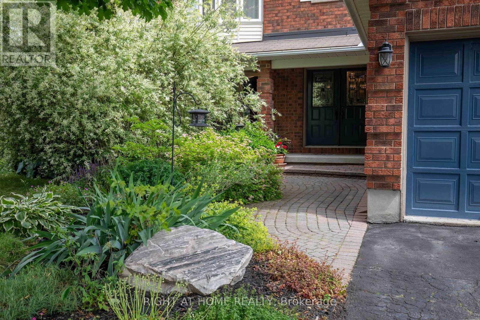 Photo 4 of 21 Hime Crescent, Ottawa ON