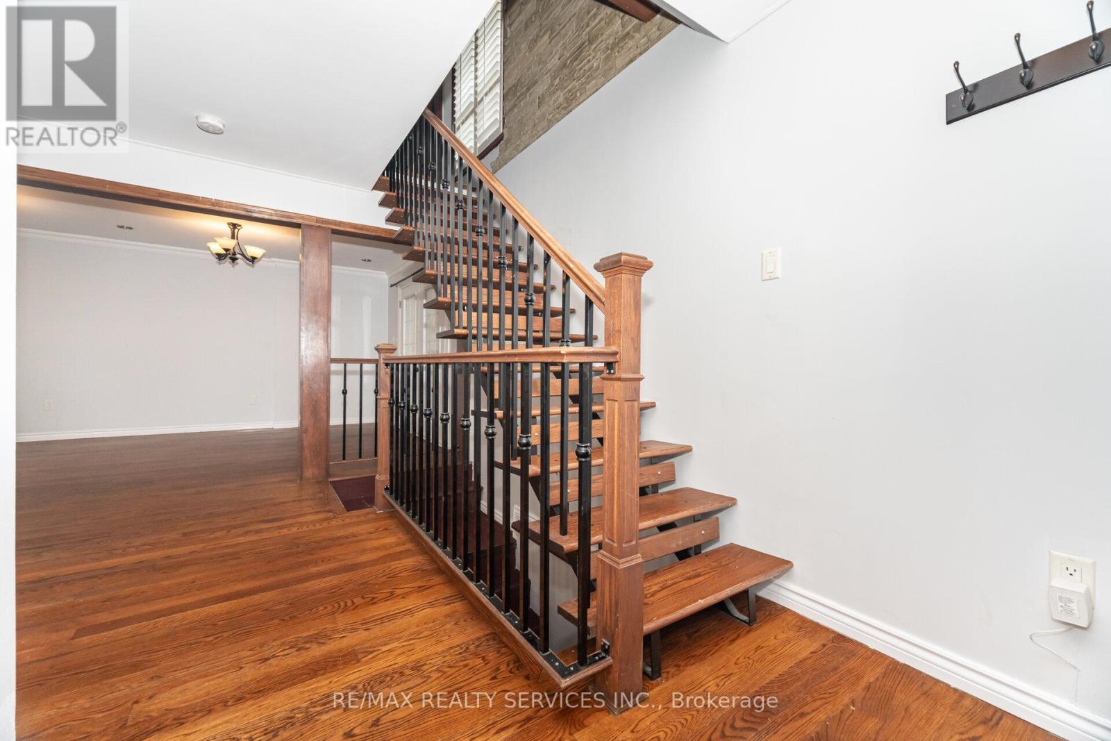 Photo 25 of 28 Homeland Court, Brampton ON
