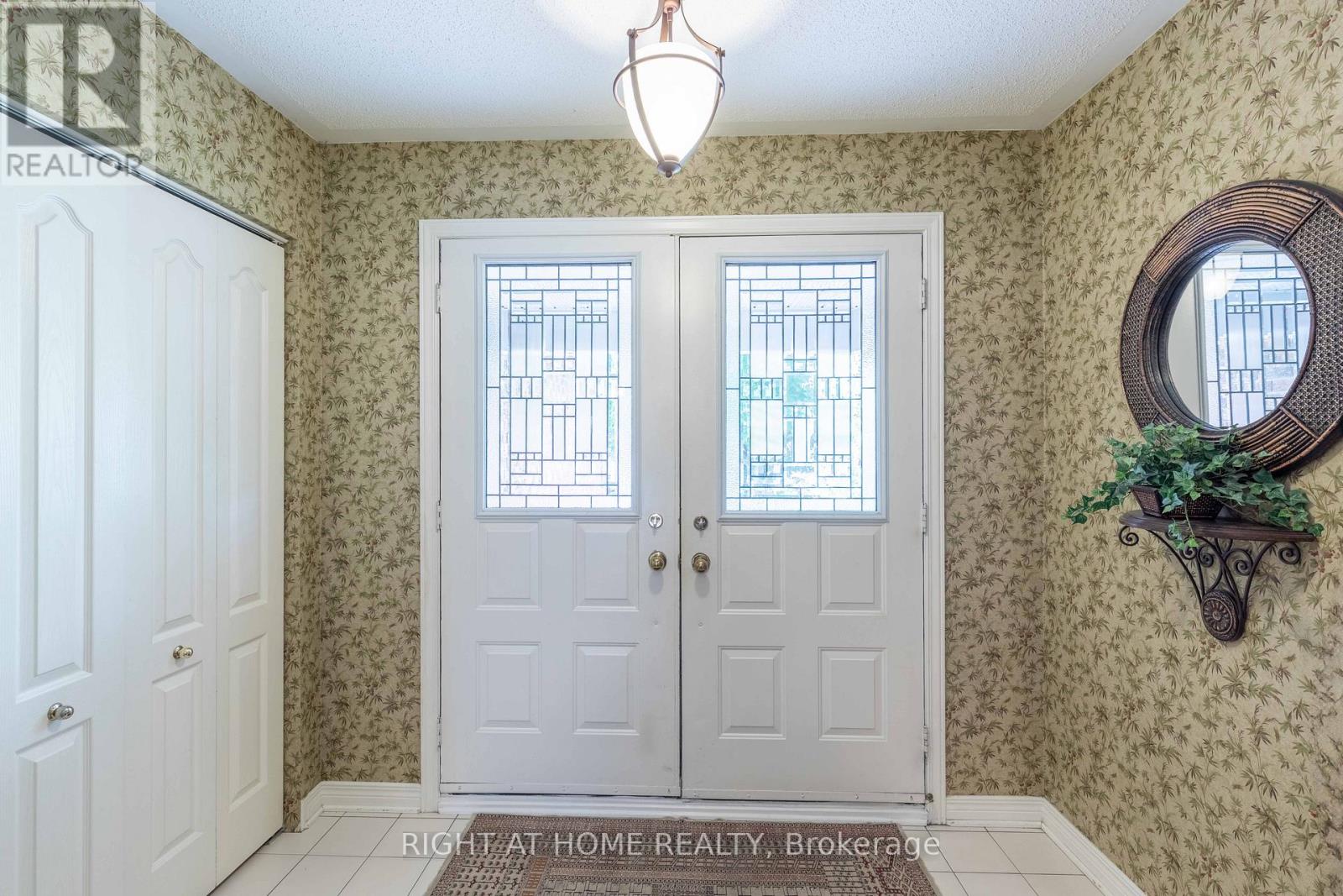 Photo 6 of 21 Hime Crescent, Ottawa ON