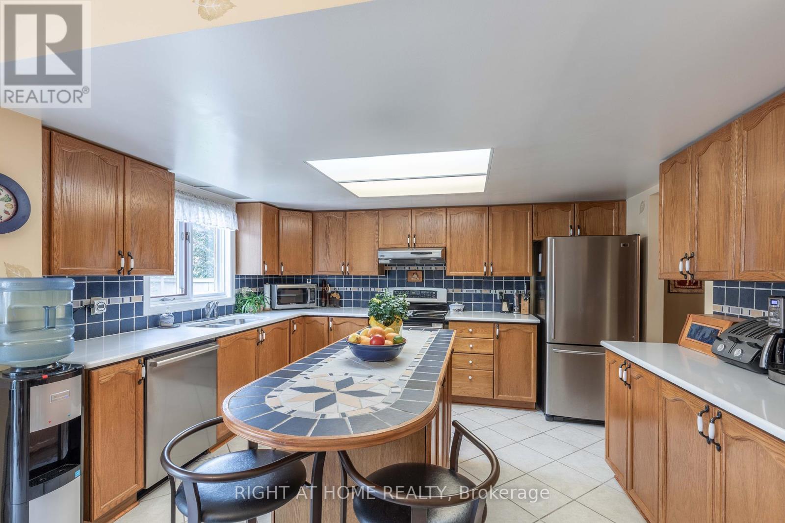Photo 7 of 21 Hime Crescent, Ottawa ON