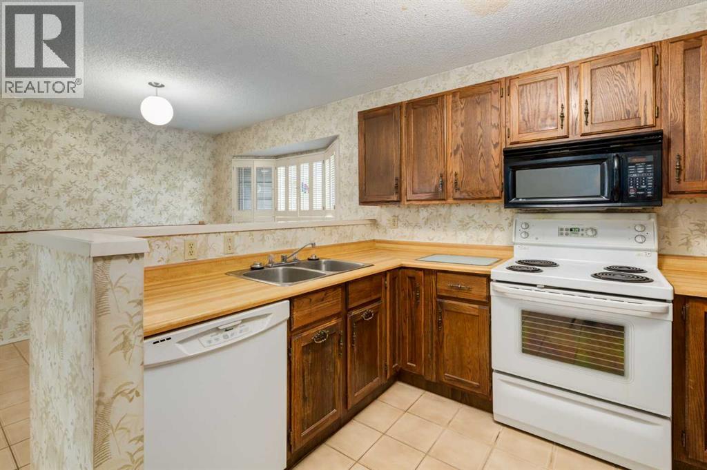 Photo 15 of 300 Edgehill Drive Nw, Calgary AB