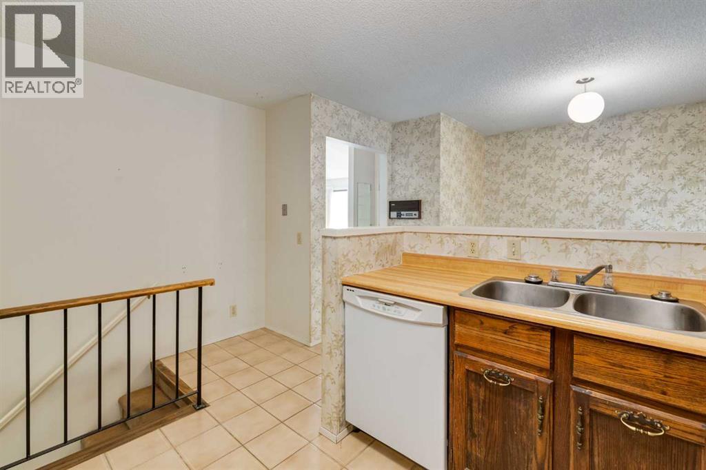 Photo 17 of 300 Edgehill Drive Nw, Calgary AB