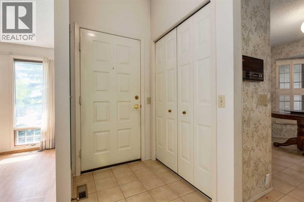 Photo 2 of 300 Edgehill Drive Nw, Calgary AB
