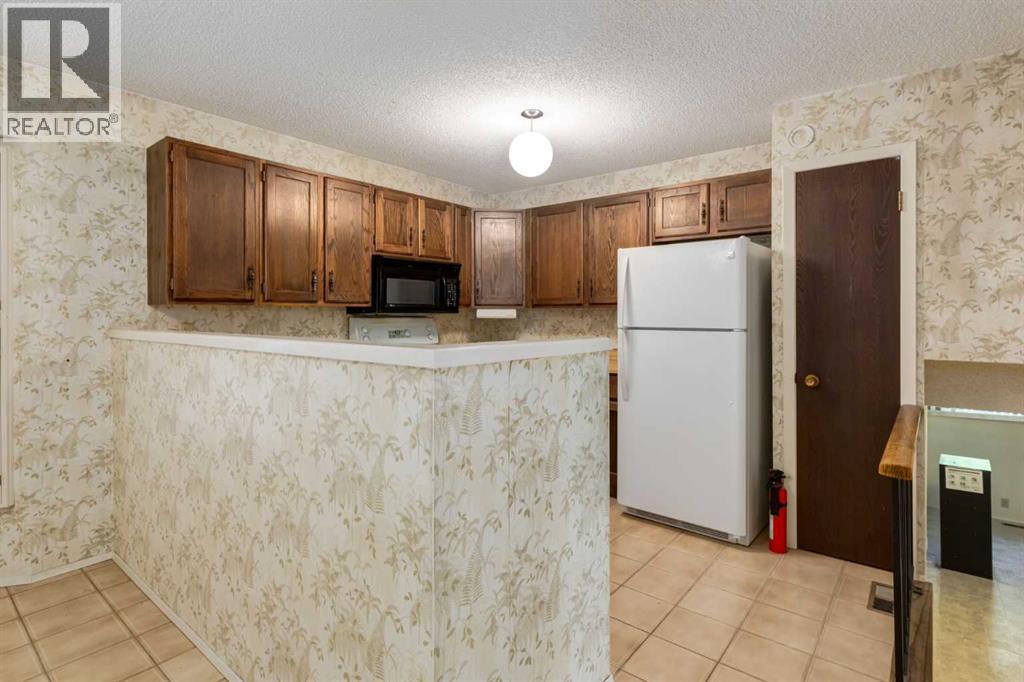 Photo 13 of 300 Edgehill Drive Nw, Calgary AB