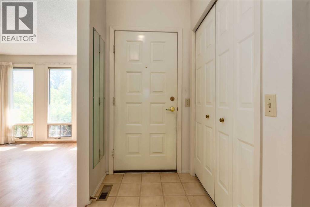 Photo 3 of 300 Edgehill Drive Nw, Calgary AB