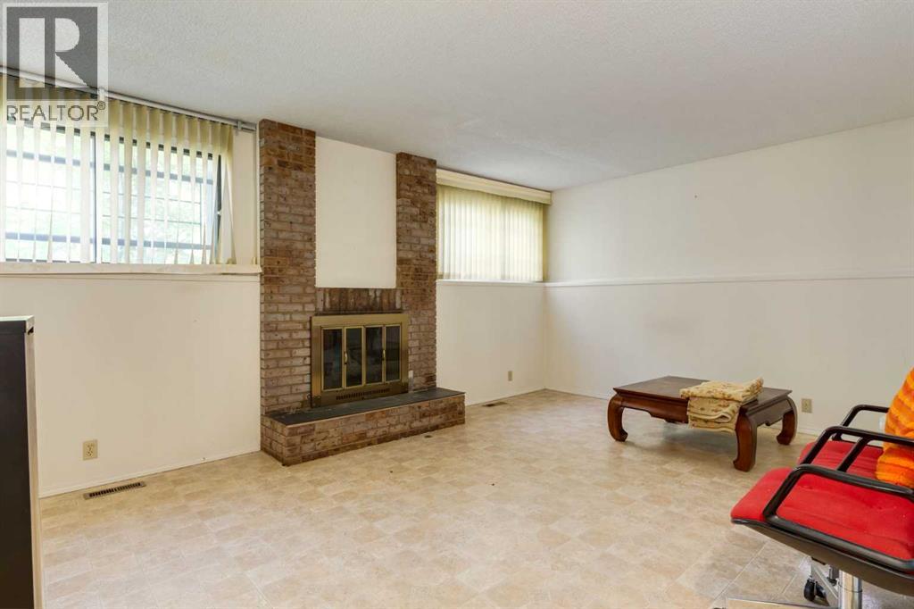 Photo 31 of 300 Edgehill Drive Nw, Calgary AB