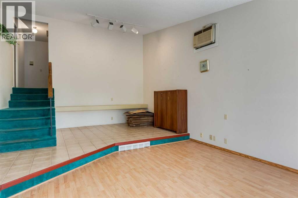 Photo 7 of 300 Edgehill Drive Nw, Calgary AB