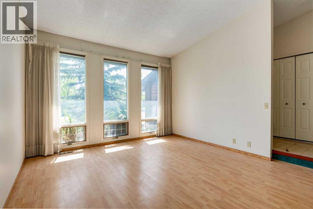 Photo 5 of 300 Edgehill Drive Nw, Calgary AB