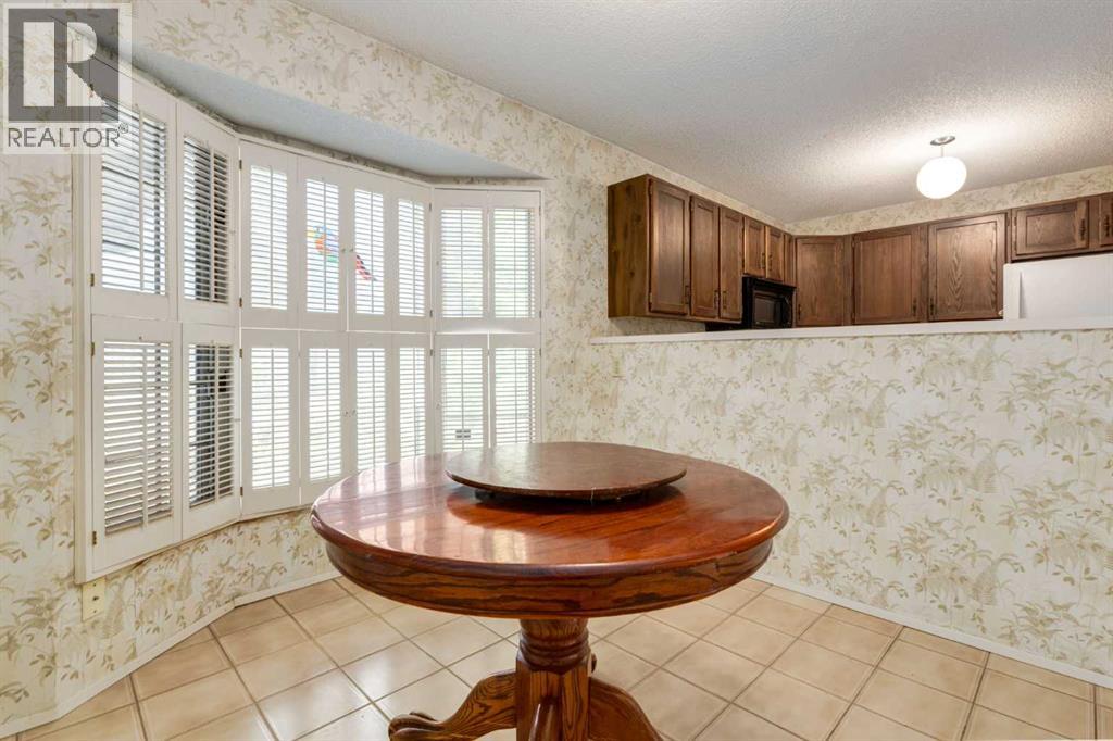 Photo 11 of 300 Edgehill Drive Nw, Calgary AB
