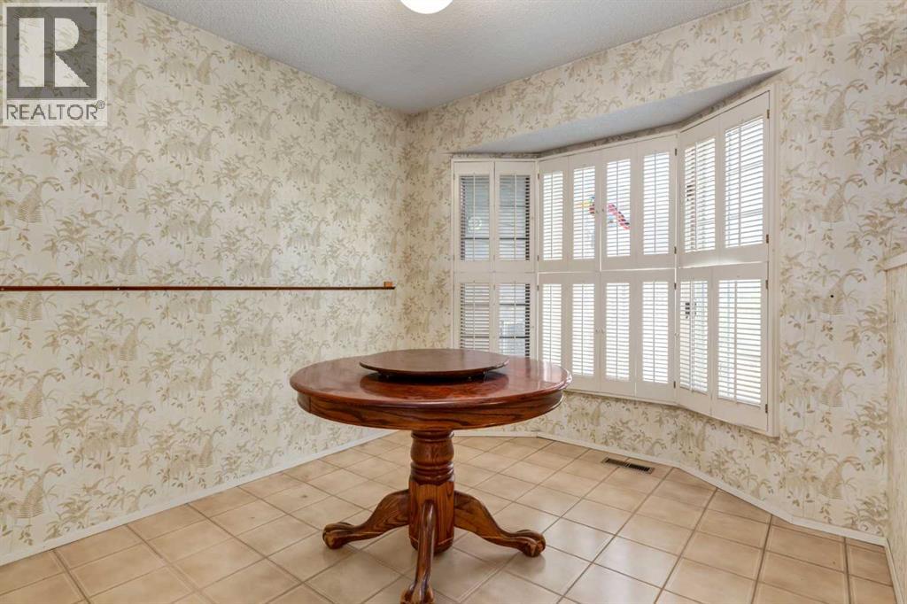 Photo 10 of 300 Edgehill Drive Nw, Calgary AB