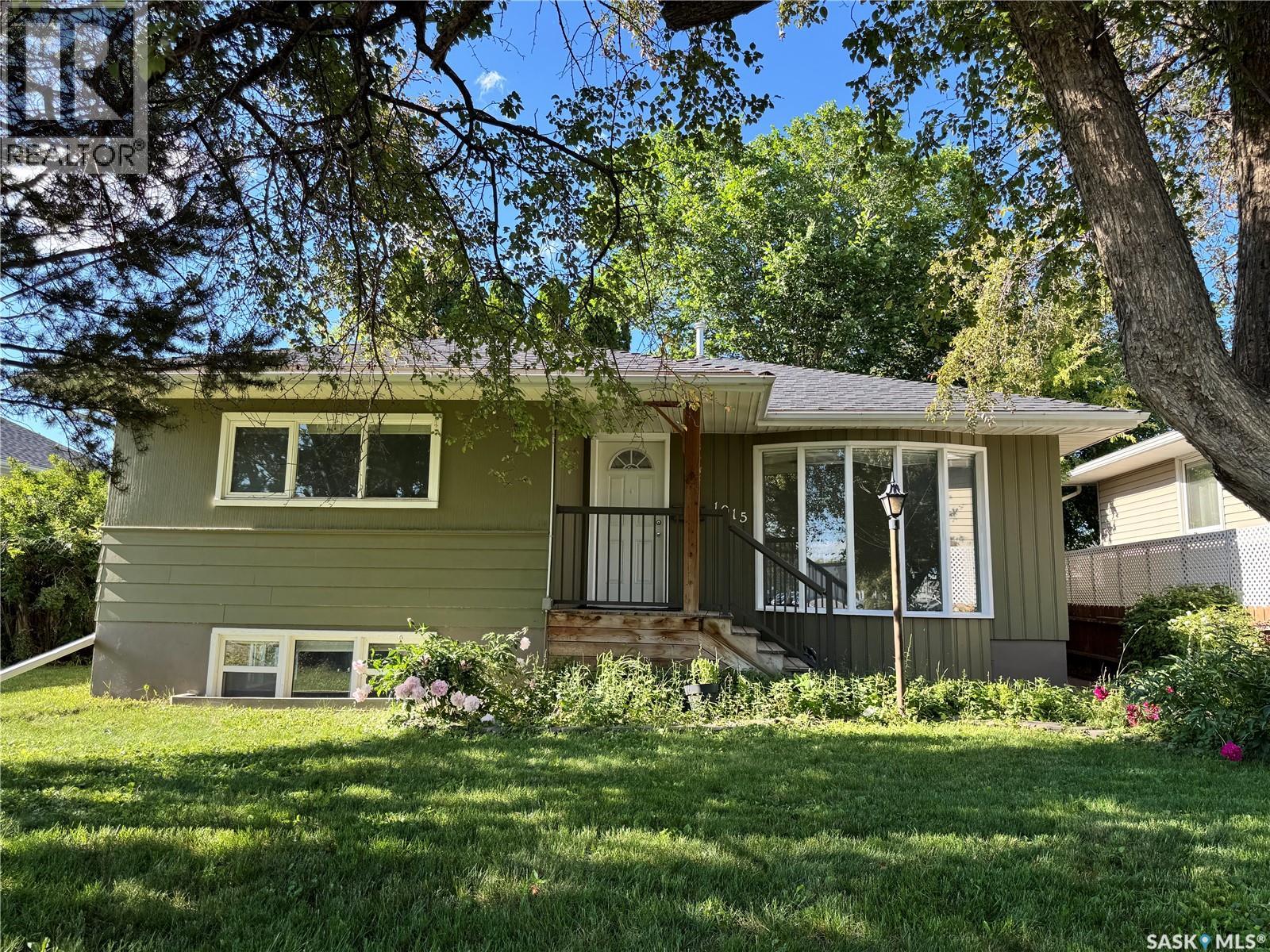 Photo 1 of 1015 Taylor Street E, Saskatoon SK