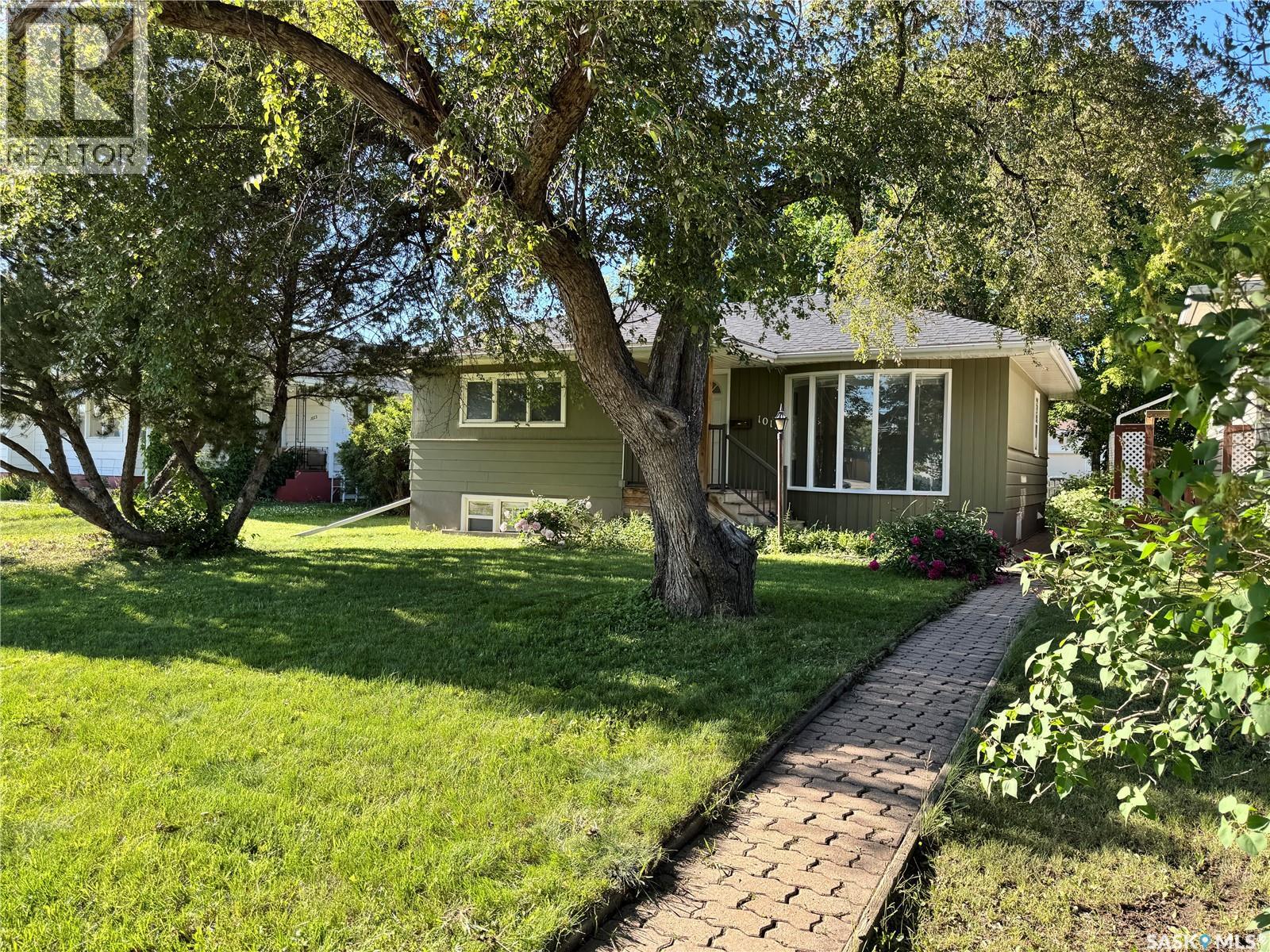 Photo 3 of 1015 Taylor Street E, Saskatoon SK