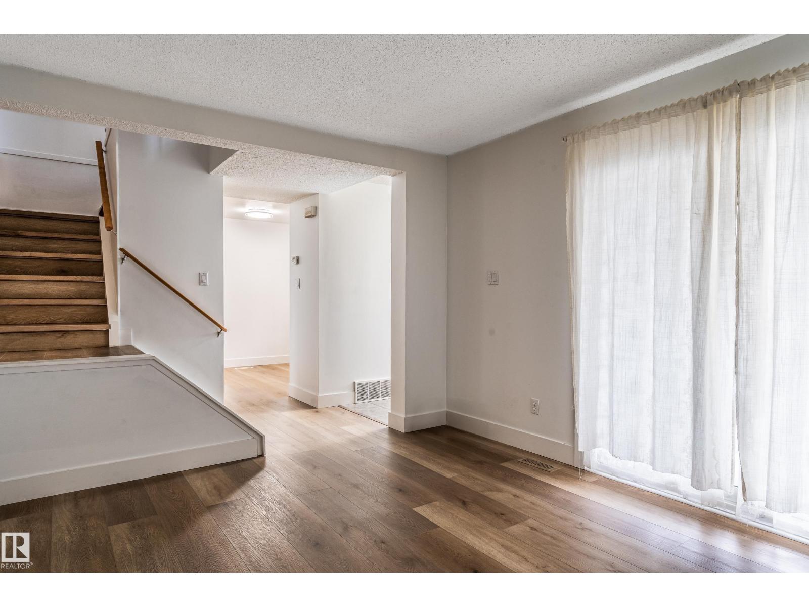 Photo 8 of 45 Woodvale Vg Nw, Edmonton AB