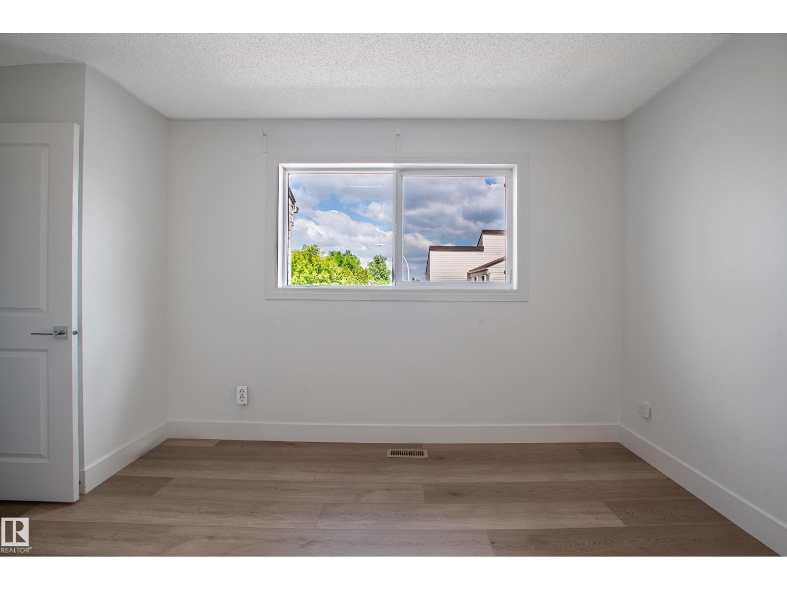 Photo 32 of 45 Woodvale Vg Nw, Edmonton AB