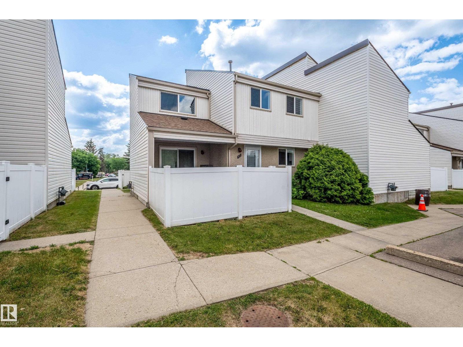 Photo 2 of 45 Woodvale Vg Nw, Edmonton AB