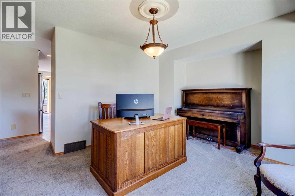 Photo 7 of 285 Hawkstone Drive Nw, Calgary AB