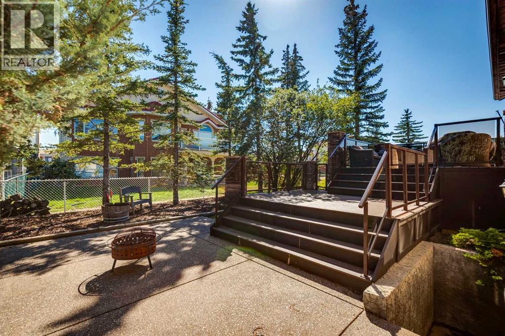 Photo 2 of 285 Hawkstone Drive Nw, Calgary AB