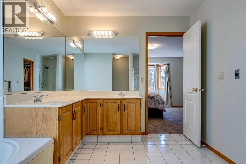 Photo 25 of 285 Hawkstone Drive Nw, Calgary AB