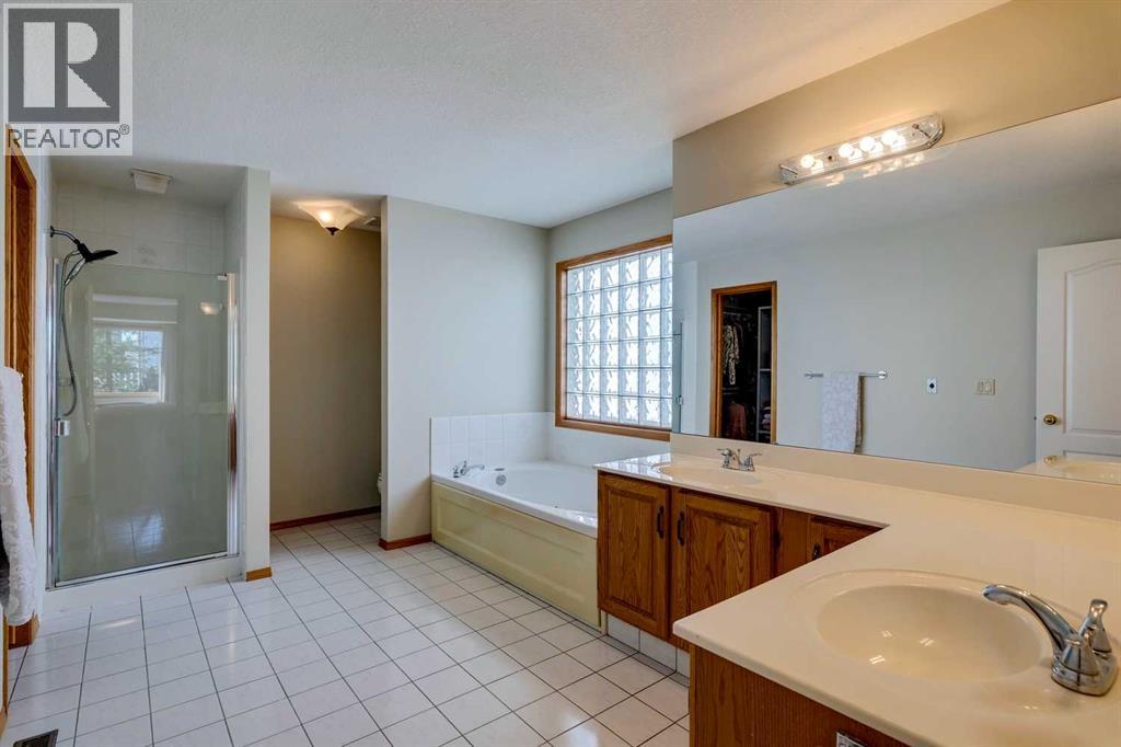 Photo 23 of 285 Hawkstone Drive Nw, Calgary AB