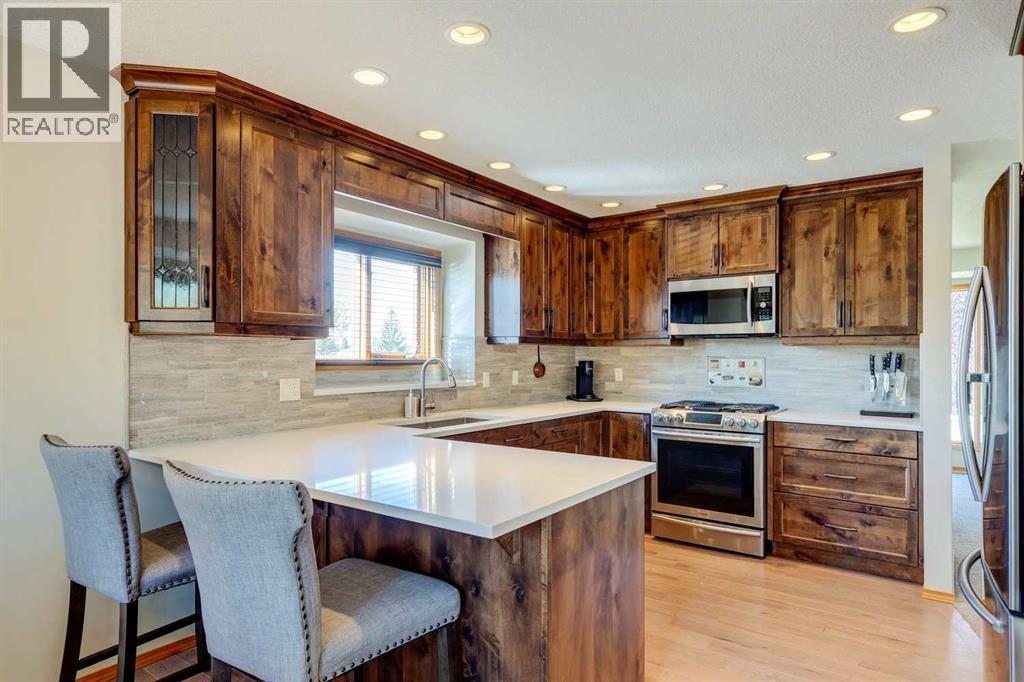 Photo 3 of 285 Hawkstone Drive Nw, Calgary AB