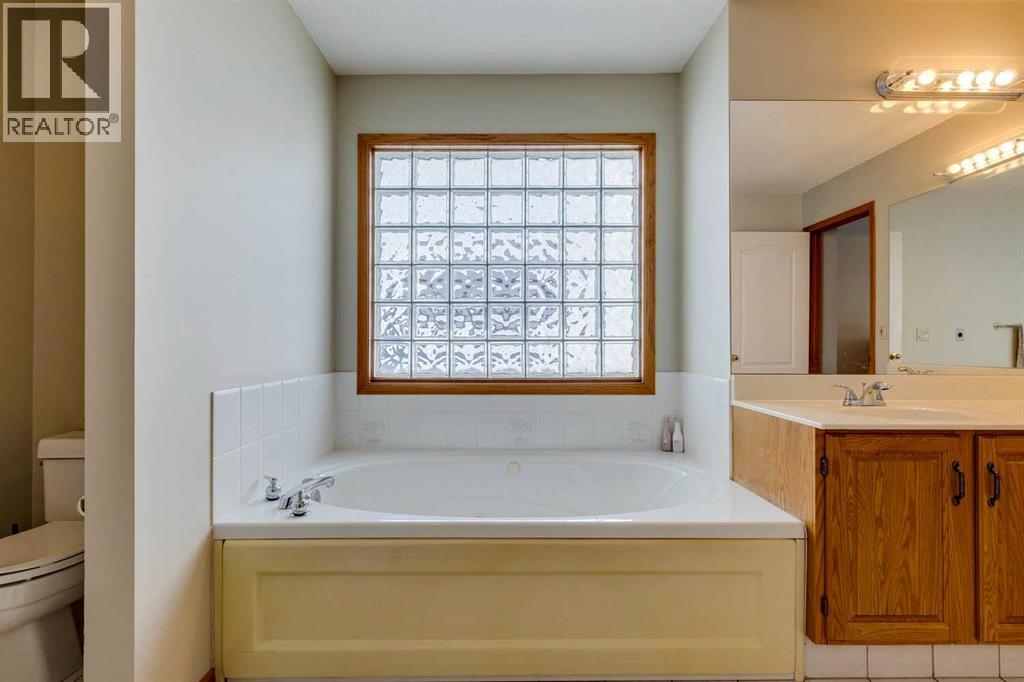 Photo 24 of 285 Hawkstone Drive Nw, Calgary AB