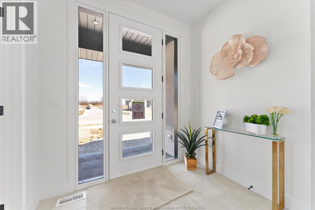 Photo 5 of 2548 Mayfair Avenue South, Lasalle ON