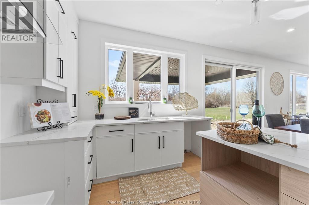 Photo 8 of 2548 Mayfair Avenue South, Lasalle ON