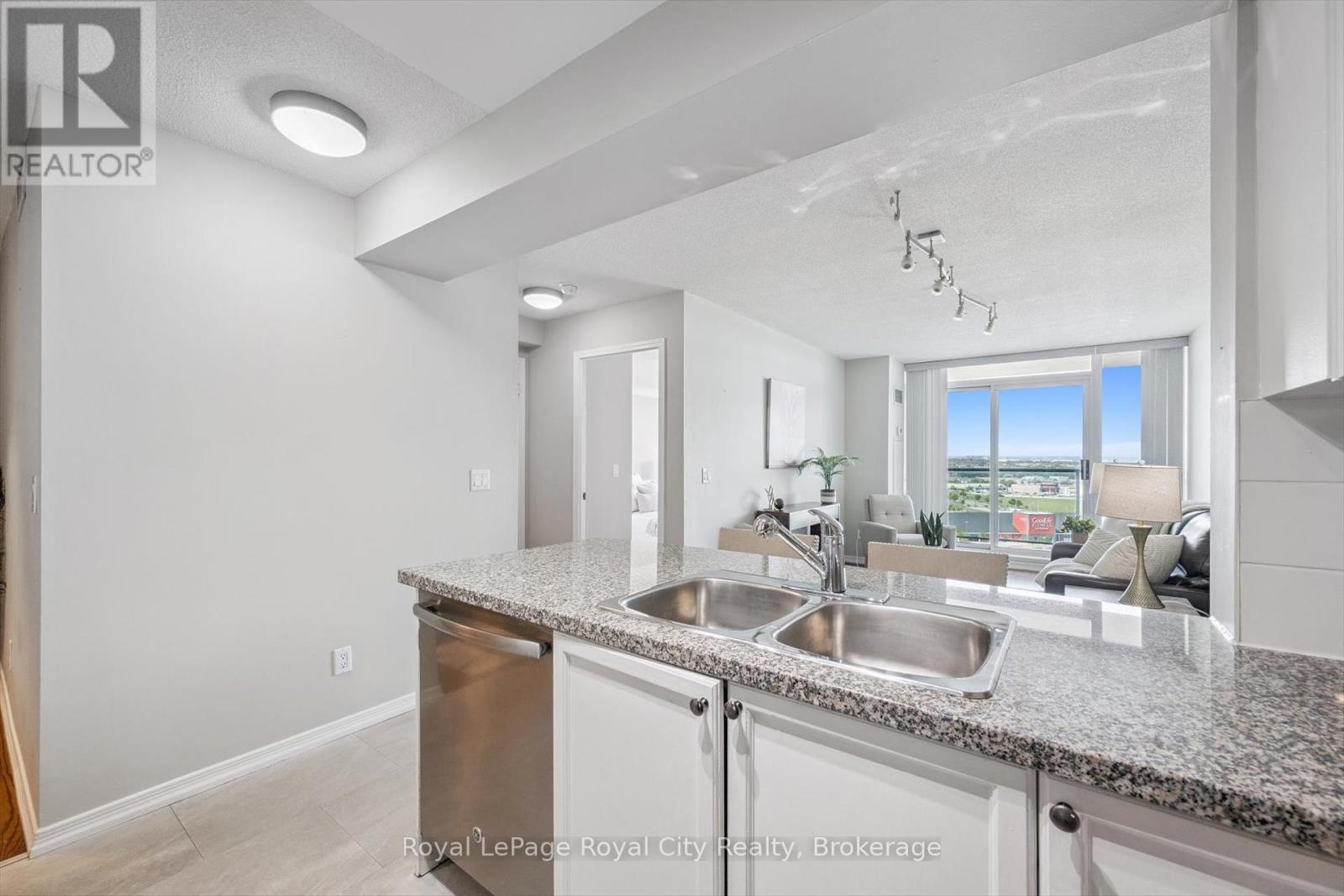Photo 8 of 1710 4889 Kimbermount Avenue, Mississauga ON