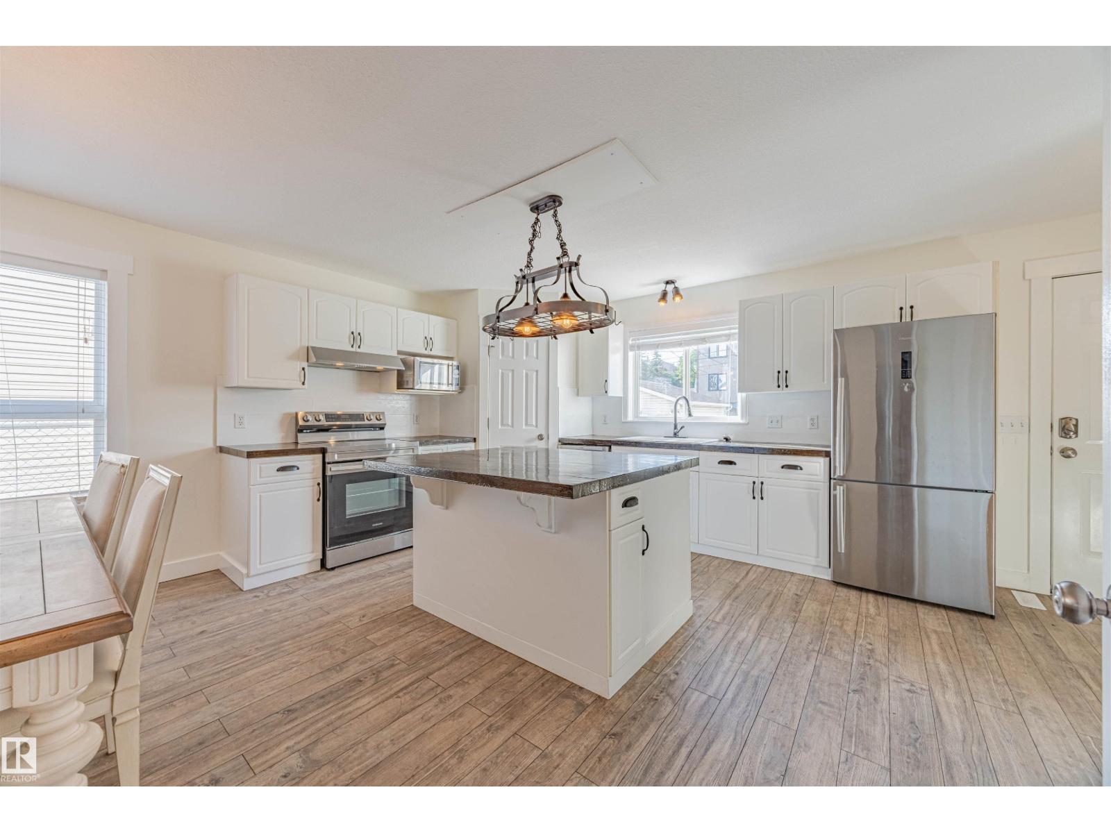 Photo 10 of 9327 103 Av Nw, Edmonton AB
