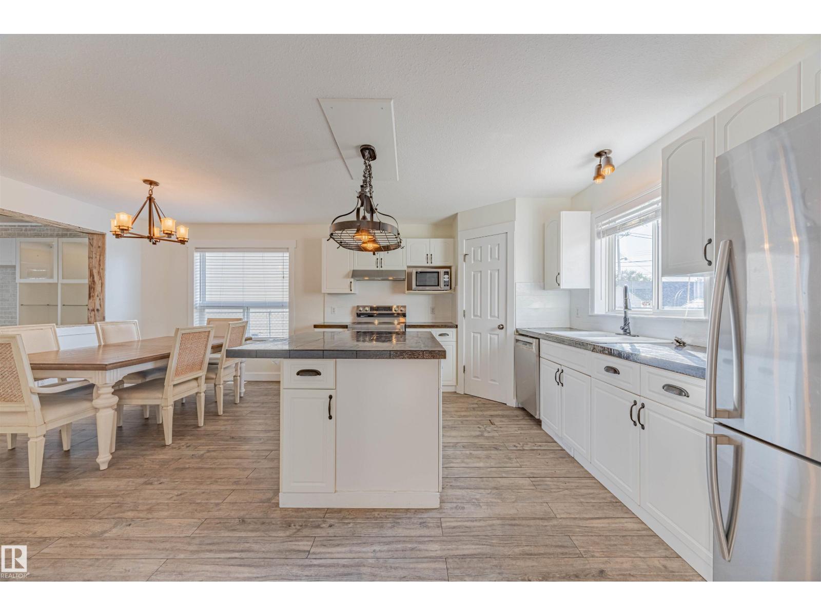 Photo 11 of 9327 103 Av Nw, Edmonton AB