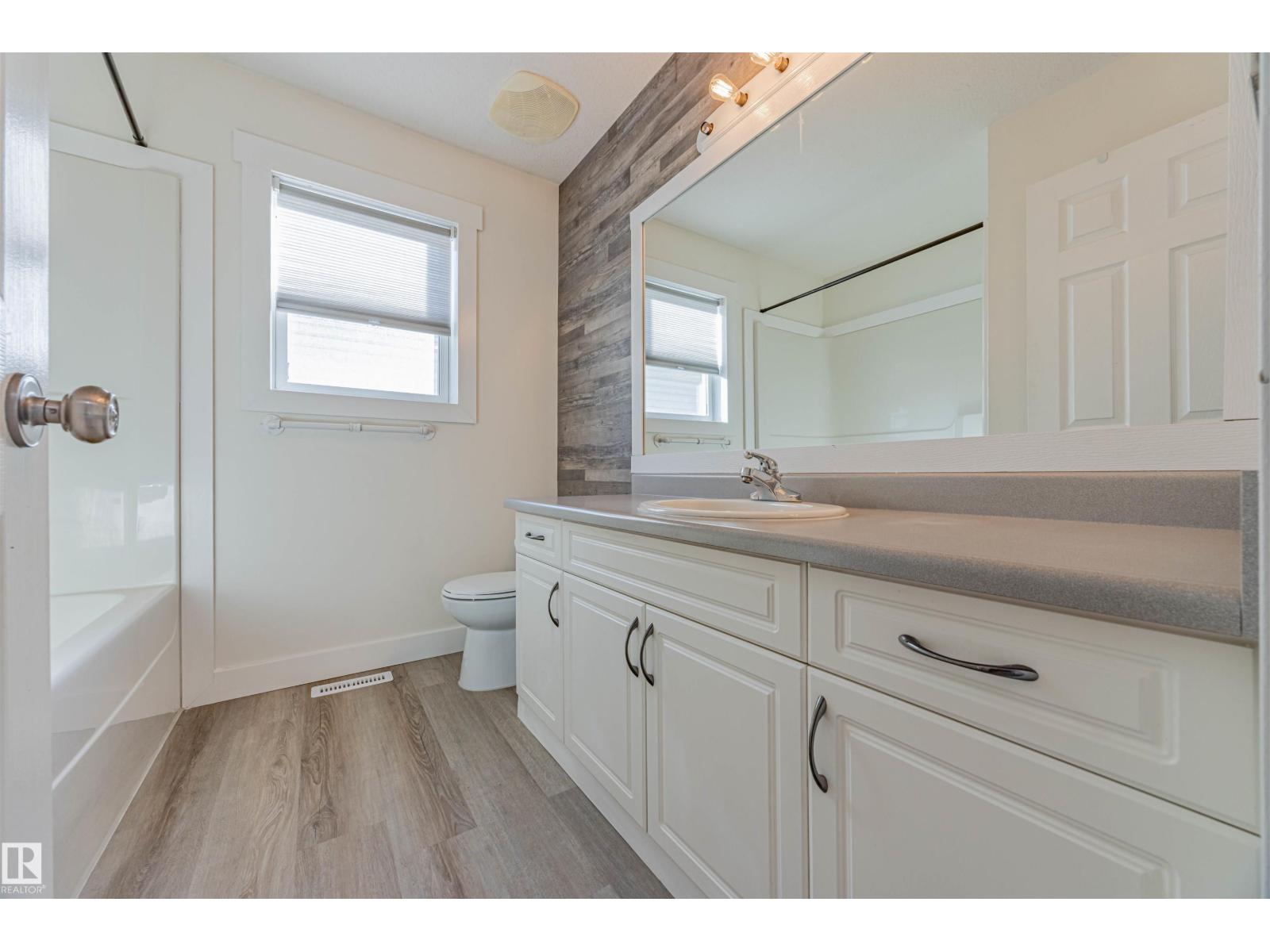 Photo 20 of 9327 103 Av Nw, Edmonton AB