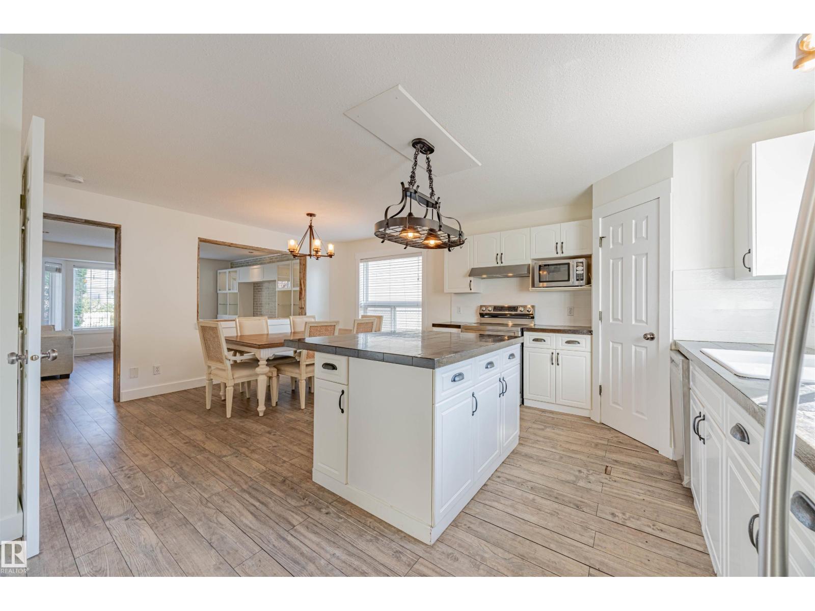 Photo 12 of 9327 103 Av Nw, Edmonton AB
