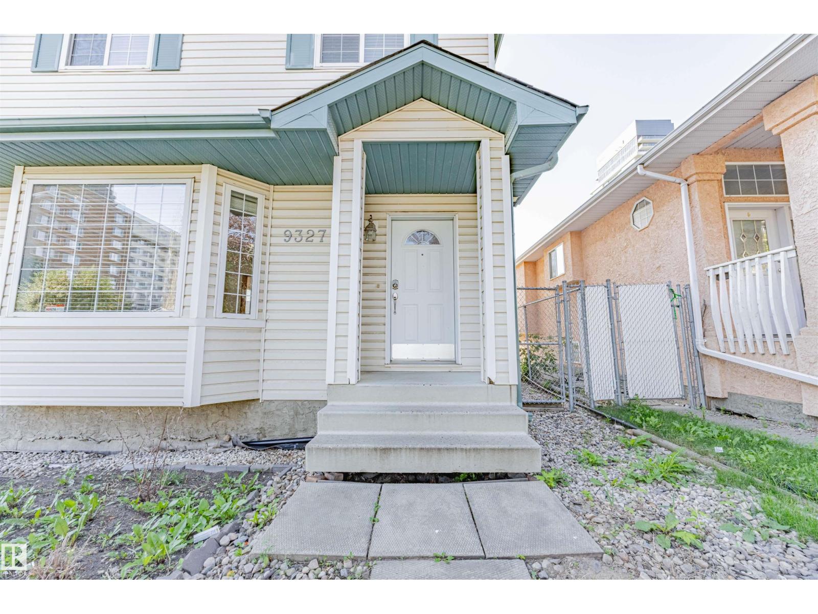Photo 3 of 9327 103 Av Nw, Edmonton AB