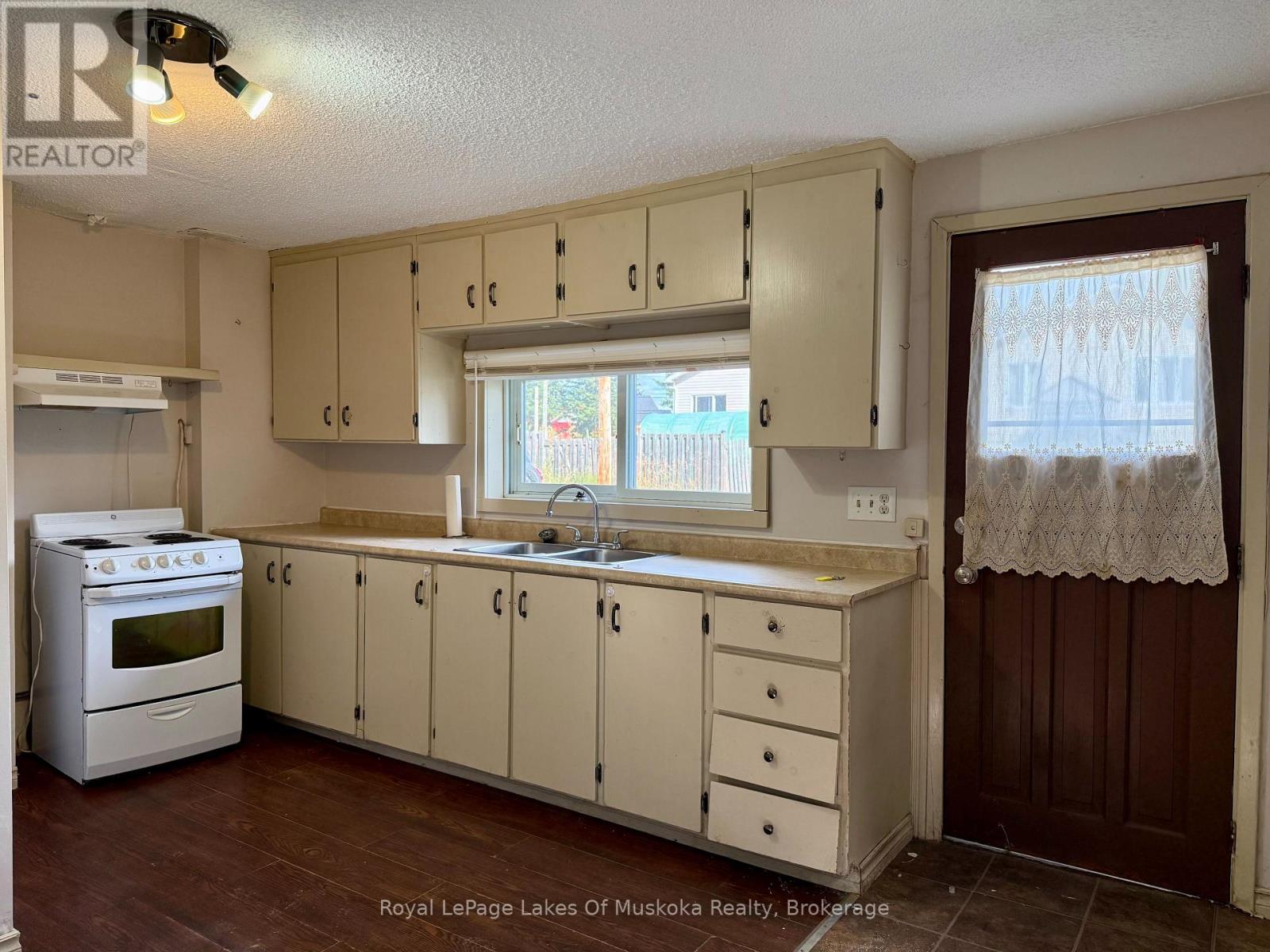 Photo 3 of 16 Barbara Street, Perry ON