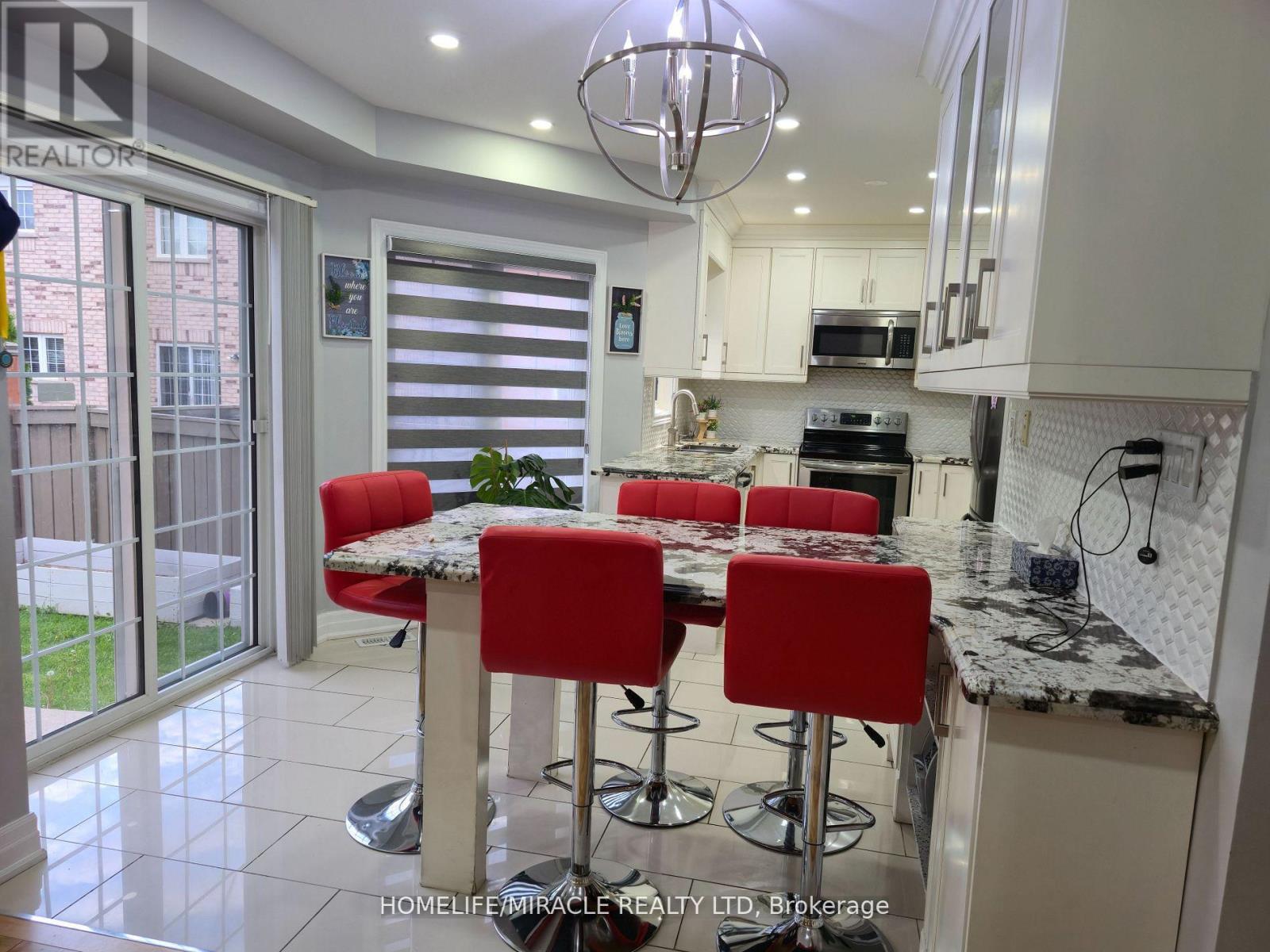 Photo 5 of 33 Atira Avenue, Brampton ON