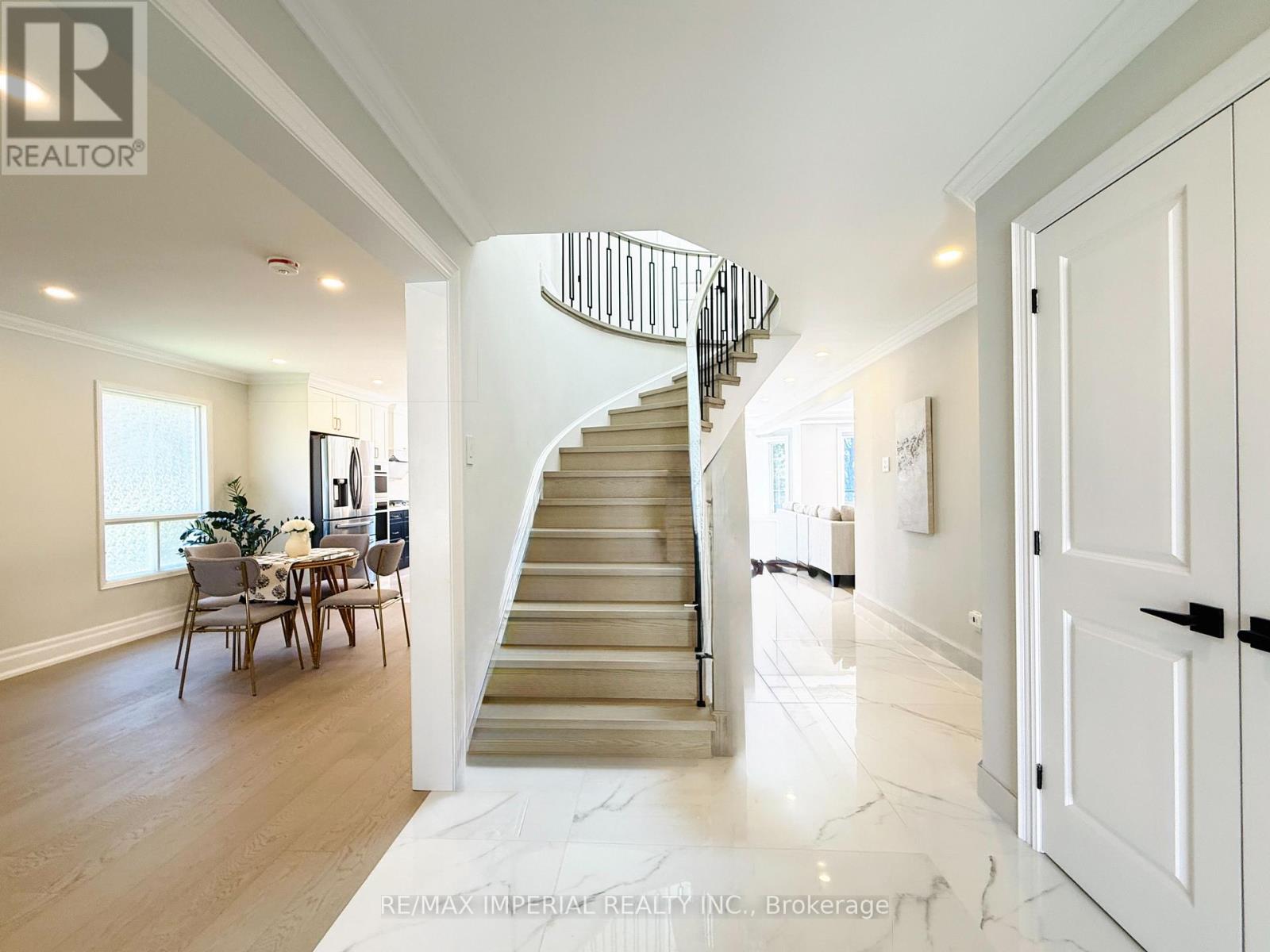 Photo 23 of 2128 Mayflower Boulevard, Oakville ON