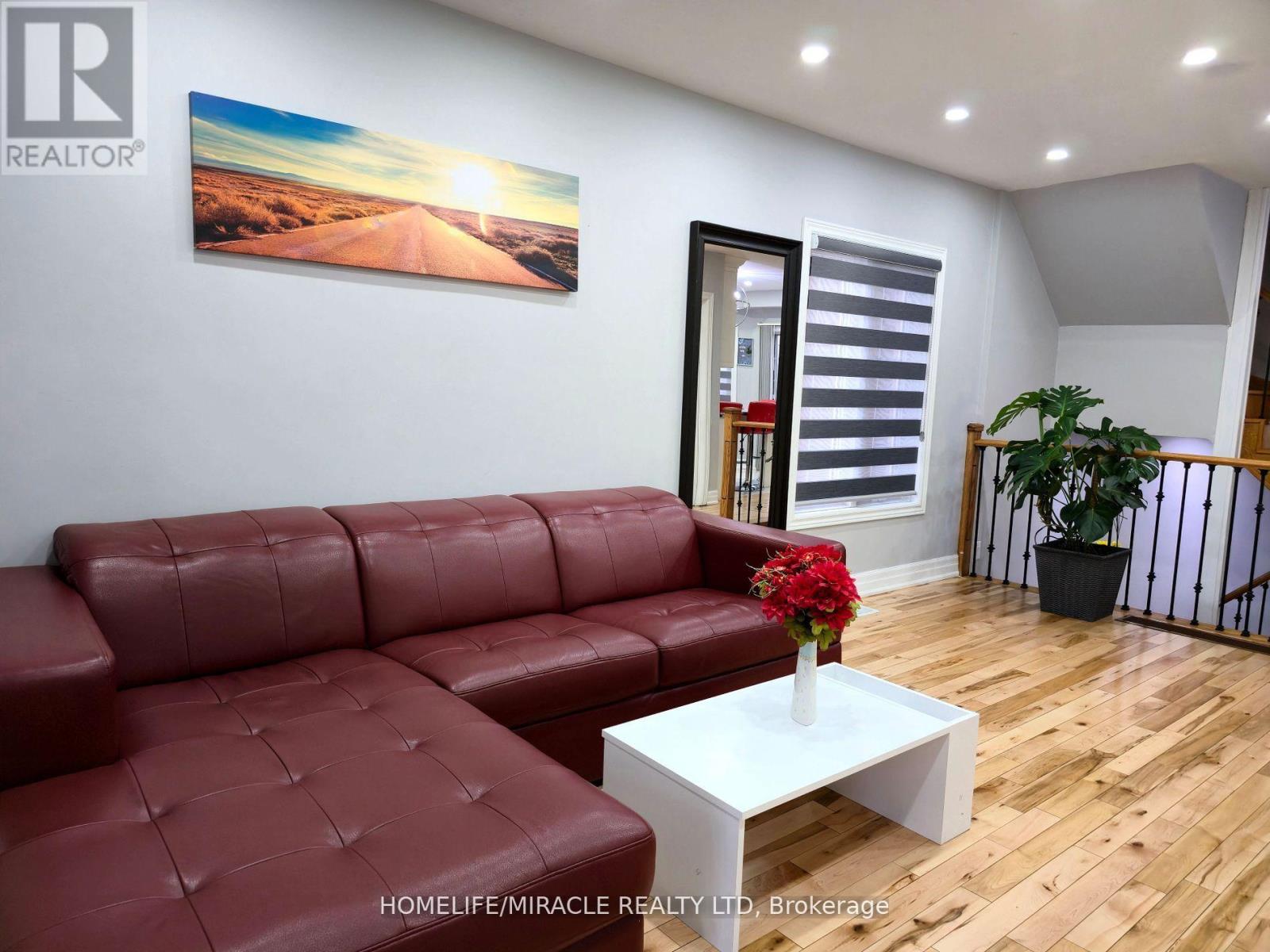 Photo 3 of 33 Atira Avenue, Brampton ON