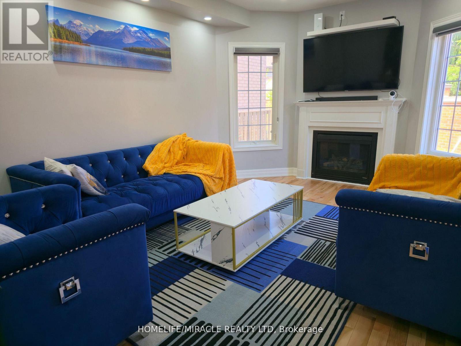Photo 4 of 33 Atira Avenue, Brampton ON